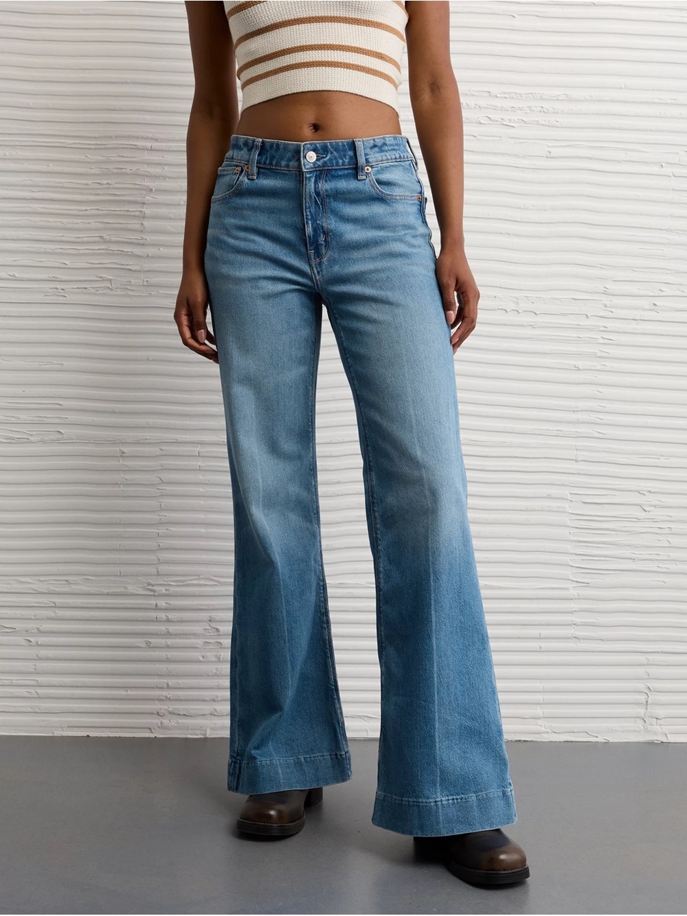 American Eagle like new high rise flare jean medium wash. Size 0 extra short